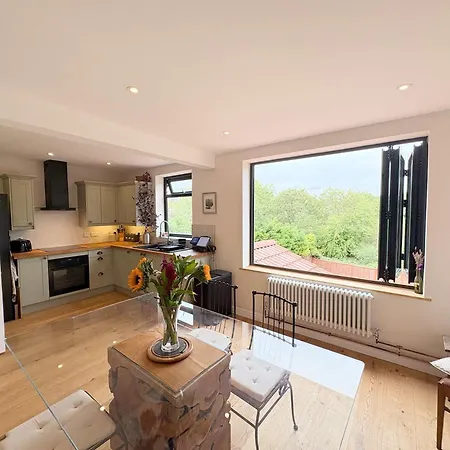 Two Bedroom House With Garden - Hazelbury Road Hébergement de vacances *