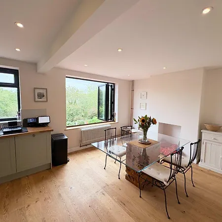 Two Bedroom House With Garden - Hazelbury Road * Bristol