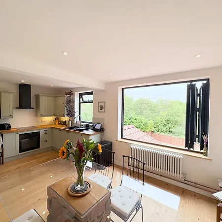 Two Bedroom House With Garden - Hazelbury Road *