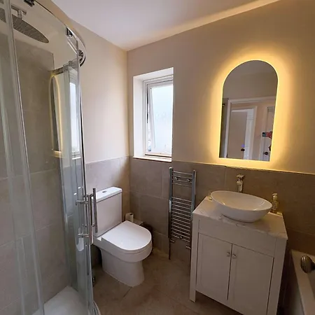 Two Bedroom House With Garden - Hazelbury Road
